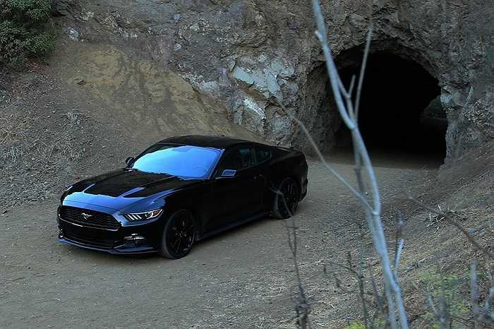 Đường hầm Batcave nằm trong thung lũng Bronson, là một phần của Công viên quốc gia Griffith ở Los Angeles, California. Đó là nơi quay bộ phim nổi tiếng Batman năm 1966, với cảnh chiếc xe Batmobile vọt từ cửa hầm.