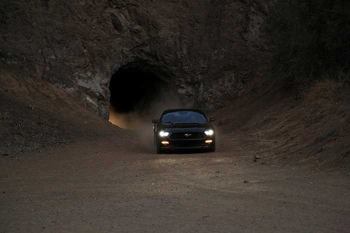 Kể từ đó, đường hầm này được gọi bằng cái tên Batcave. Các nhà nhiếp ảnh của chuyên trang ô tô Carscoops đã đưa mẫu xe Ford Mustang 2015 đến Batcave, nhằm dựng lại khung cảnh những năm 1960 với chiếc xe mạnh mẽ này.