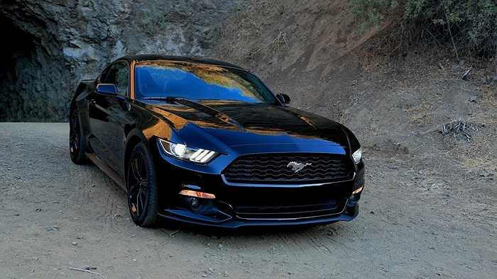 So với thế hệ cũ, thiết kế của Mustang mới thể thao hơn từ khung sườn cho tới nội ngoại thất. Hệ thống giảm xóc sau độc lập, lần đầu tiên áp dụng trên dòng Mustang. 