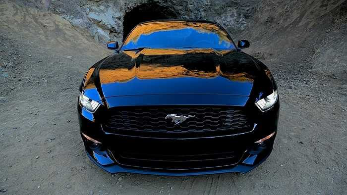 Một điểm đáng chú ý nữa trong nội thất của Mustang 2015 là ghế lái tự trở về vị trí thiết lập trước của lái xe, sau khi đẩy lên phía trước tạo không gian cho người ngồi sau bước ra ngoài.