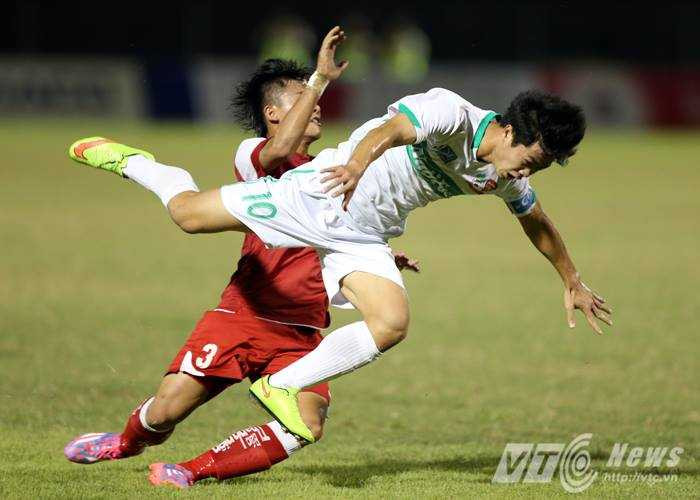 Công Phượng luôn bị kèm rất chặt (Ảnh: Quang Minh)