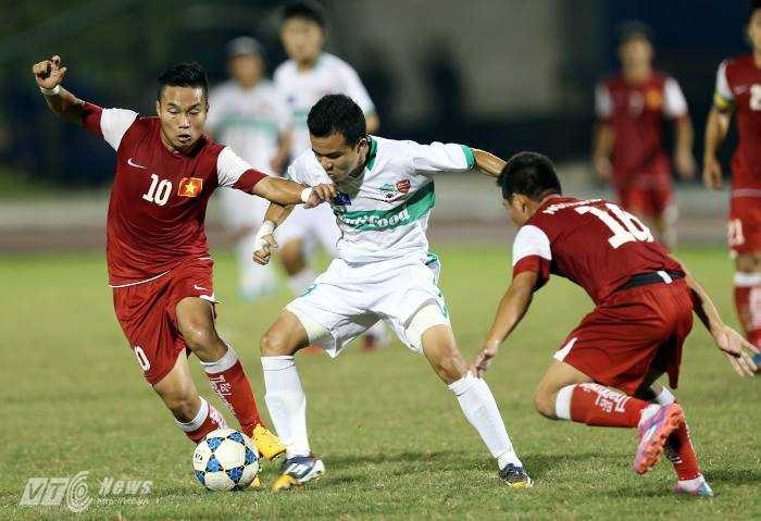 U19 HAGL Arsenal JMG nỗ lực chơi bóng (Ảnh: Quang Minh)