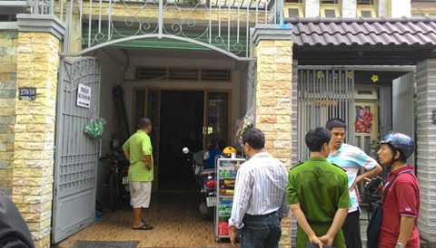 người đàn ông, tẩm xăng, tự thiêu, hoảng hốt, tiếng la hét