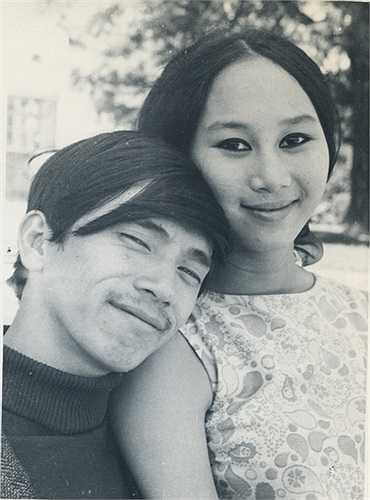 Hình ảnh nhạc sỹ Lê Uyên Phương ôm cây guitar cùng ca sỹ Lê Uyên xõa tóc hát vang những bản tình ca là một dấu ấn không phai mờ trong lịch sử tân nhạc.