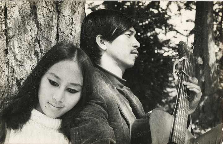 Có rất nhiều ca sỹ hát nhạc Lê Uyên Phương nhưng có thể nói người thể hiện thành công nhất dòng nhạc này chính là ông và người vợ của mình - ca sỹ Lê Uyên.