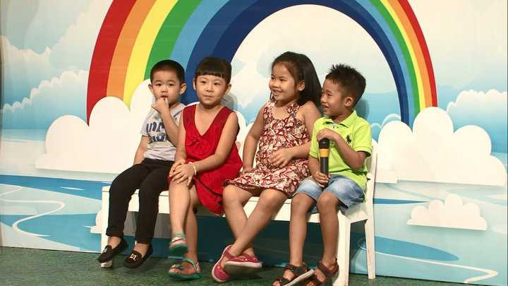 Bốn thiên thần nhí là bạn thân và học cùng lớp tại trường mẫu giáo.