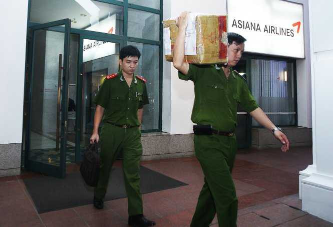 Việc khám xét nơi làm việc của ông Hà Văn Thắm tại tòa nhà DAEHA 360 Kim Mã, Q.Ba Đình, Hà Nội kết thúc lúc 22g ngày 24/10. Tại đây, cơ quan điều tra thu giữ nhiều tài liệu liên quan đến vụ án - Ảnh: Nguyễn Khánh