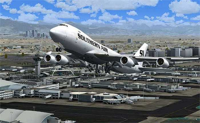 Sân bay quốc tế Los Angeles là địa điểm mà được gọi là 'Chương trình huấn luyện mở rộng' để rèn luyện các phi công, nhân viên điều khiển và bộ phận điều khiển phương tiện có cơ hội thực hành các quy trình an toàn trên đường băng. Nhiều năm qua Los Angeles được xếp hạng là sân bay nguy hiểm nhất tại Mỹ.