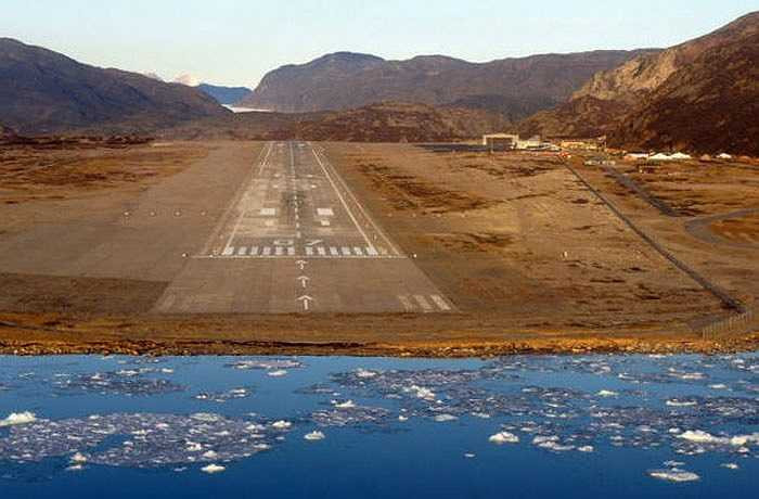 Hạ cánh tại Sân bay Narsarsuaq, Greenland là một trải nghiệm khó quên với bất cứ hành khách nào khi đặt chân đến đây. Tuy nhiên với các phi công không nghi ngờ gì khi đây là nơi hạ cánh ác mộng khi họ phải tiếp cận đường băng qua một vịnh hẹp. Những cơn gió mạnh thậm chí là các tảng băng xuất hiện trên đường bay.