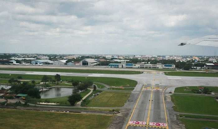 Với cái nhìn đầu tiên bạn sẽ không thể phát hiện sự đặc biệt của sân bay quốc tế Don Mueang, Thái Lan. Tuy nhiên nếu chú ý kỹ bạn sẽ thấy có một điều kỳ lạ là giữa hai đường băng có một sân golf 18 lỗ. Điều này gây nguy hiểm cho người chơi golf và biến nó trở thành sân bay kỳ lạ nhất thế giới.