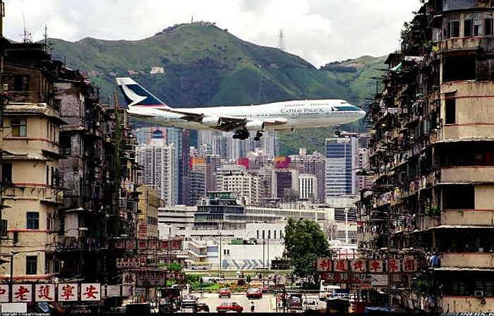 Sân bay Kai Tak, Hong Kong được nhiều phi công đánh giá là sân bay đáng sợ nhất hành tinh vì vậy mà nó đã bị đóng cửa năm 1998. Những cơn gió lốc gây khó khăn cho việc hạ cánh và đây là địa điểm mà các du khách địa phương tránh viếng thăm.