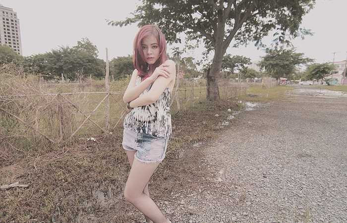 Mới đây, nữ ca sỹ Tia Hải Châu đã thực hiện một bộ hình street style mới cực kỳ năng động, phóng khoáng và phù hợp với lứa tuổi 21 của mình. 