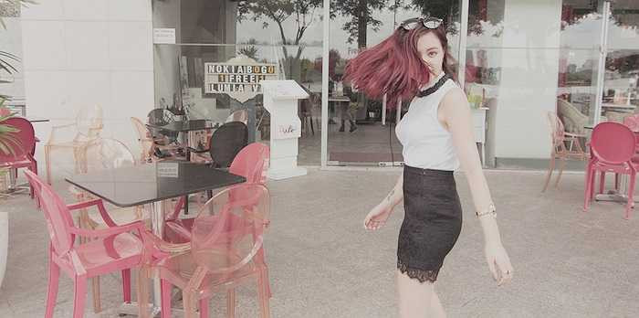 Cô mix áo lông cùng quần da để tạo sự phá cách.