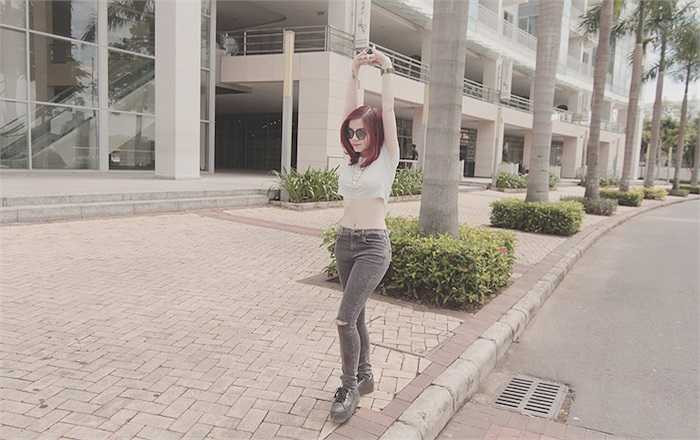 Giọng ca 'Out of Control' khoe vòng eo thon gọn với áo crop top mix cùng jeans rách, cô cũng phối bộ trang phục đôi giầy 'bánh mỳ' để tăng chiều cao cũng như tăng độ 'chất' cho set đồ. 