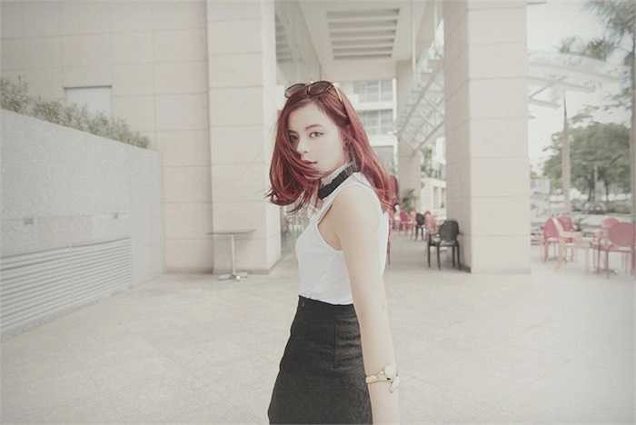 Tia ấn tượng trong trang phục đen – trắng của Topshop, hai màu đen – trắng chưa bao giờ là lỗi mốt, với Tia đây là hai màu cô yêu thích nhất trong tủ quần áo. 