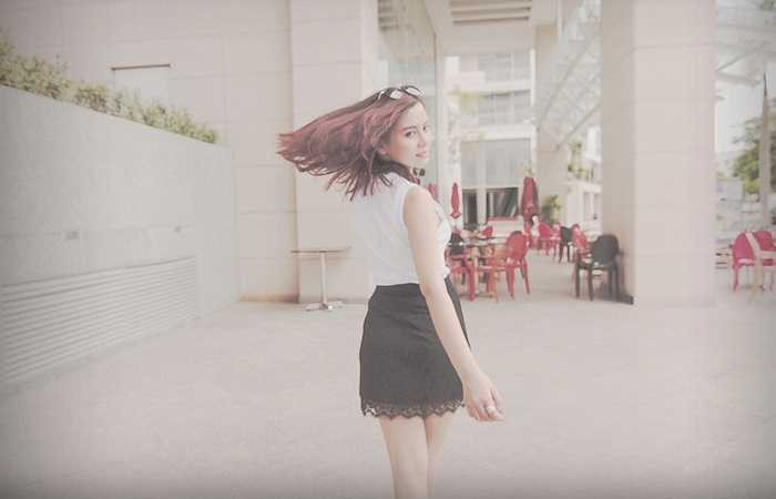 Cô mix áo ba lỗ cổ lọ cùng chân váy ren nhằm mang lại sự kín đáo nhưng rất thanh lịch.