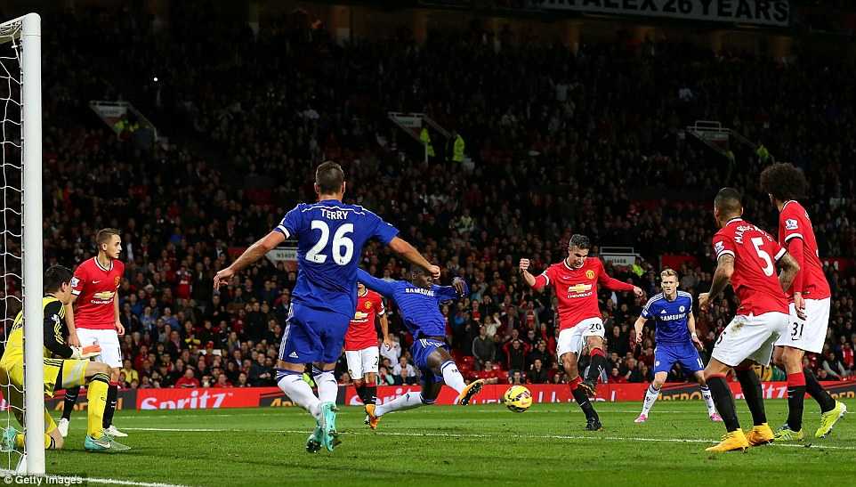 Van Persie gỡ hòa cho Quỷ đỏ