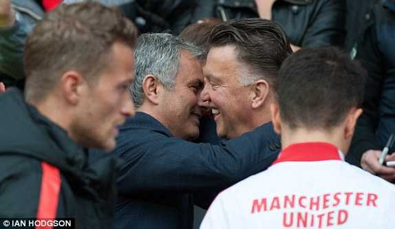 Mourinho và Van Gaal thân thiện trước giờ đấu