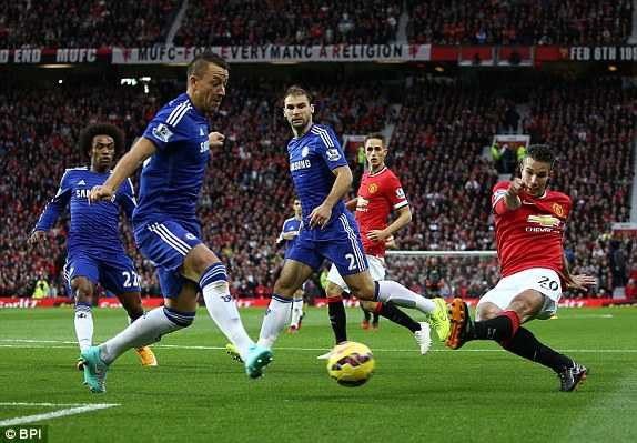 Van Persie đe dọa cầu môn Chelsea