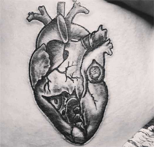 4. Không ham rẻ: Trừ khi kiếm được một người thực sự tin cậy, nếu không các bạn trẻ không nên tìm đến các cửa hiệu có giá quá rẻ. Bởi hình xăm sẽ đi theo bạn mãi mãi, không thể chấp nhận những sai sót. Bên cạnh đó, quá trình xăm nếu không đúng cách, đạt chuẩn rất có thể sẽ ảnh hưởng đến sức khỏe.