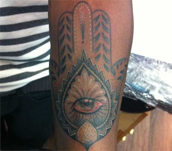 5. Chọn thợ xăm phù hợp: Cần xác định bản thân thích xăm hình gì và theo kiểu nào. Từ đó, tìm thợ xăm có phong cách phù hợp với mình, giỏi trong lĩnh vực đó. Quá trình này nên được tìm hiểu ít nhất trước 1 tuần thực hiện ghi dấu lên cơ thể.