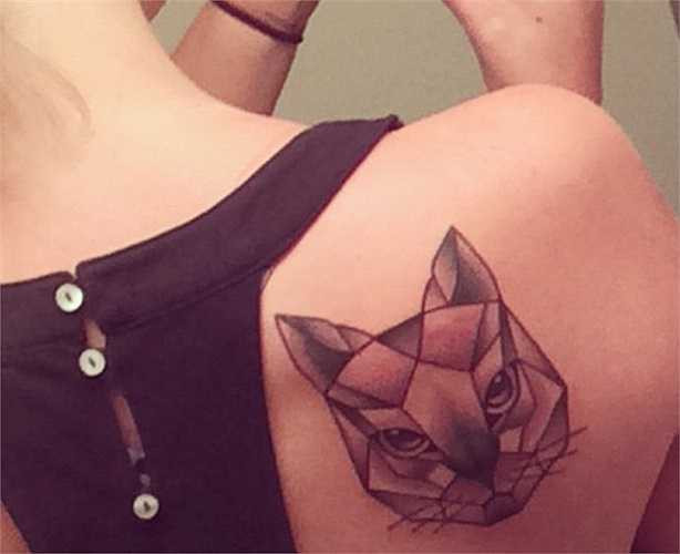 7. Đặt hình xăm đúng chỗ: Bạn có thể để hình mèo ở bất cứ đâu trên cơ thể, nhưng với hình xăm khuôn mặt của bạn hay những thứ có ý nghĩa thiêng liêng, tâm linh... cần đặt tại nơi thích hợp.