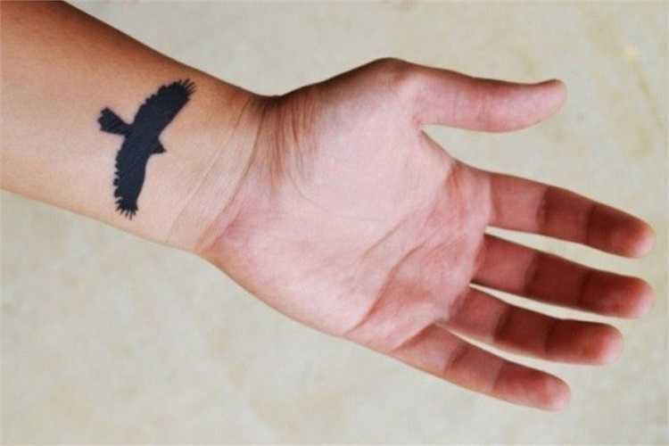 8. Không quá nóng vội: Có thể nói, xăm mình là trào lưu hot nhất của giới trẻ ngày nay. Các bạn trẻ cá tính luôn có xu hướng muốn có ngay trên cơ thể một hình ấn tượng, độc đáo. Tuy nhiên thực tế, không nên quá nóng vội, mà cần suy nghĩ thật kĩ. Bởi những thứ làm vội vàng, tự phát thường sẽ khó tốt. Trong khi đó, việc lựa chọn hình xăm là cả một quyết định lớn.