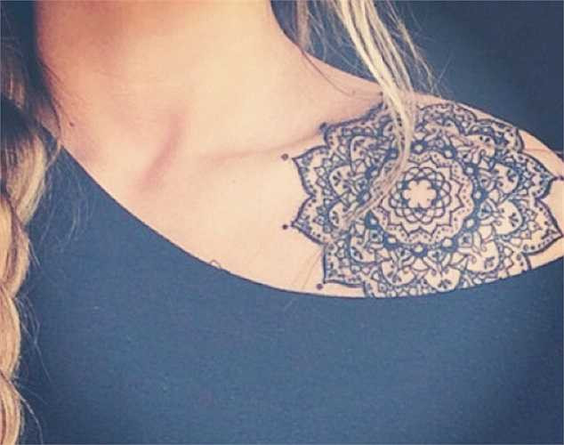 10. Đôi bạn cùng tiến: Trong lúc đến gặp thợ xăm, tốt nhất nên đi cùng một người bạn đã có kinh nghiệm làm việc này trước đó. Người này đặc biệt hữu ích, vì vừa có thể tán gẫu giúp bạn bớt đau đớn, vừa có thể cho bạn những lời khuyên, bí quyết riêng... trong việc lựa chọn hình, vị trí xăm, cách thoải mái hơn...