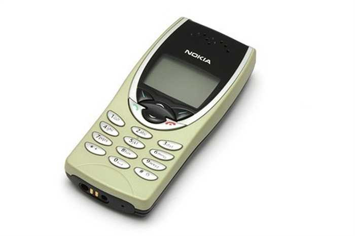 Nokia 8210 (1999) là điện thoại di động nhỏ và nhẹ nhất thời bấy giờ của Nokia, mang đến nhiều tùy chọn màu sắc với vỏ có thể hoán đổi cho nhau.