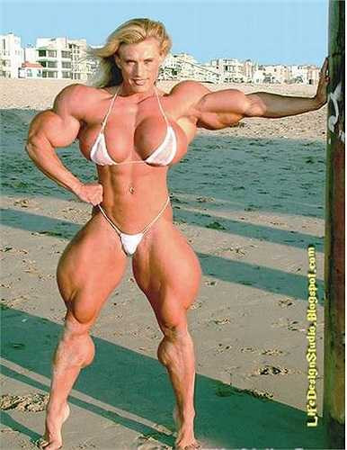 Joanna Clare Thomas (38 tuổi) là một nữ thể hình chuyên nghiệp Anh được biết đến là người trẻ nhất giành chiến thắng IFBB ở tuổi 21. 