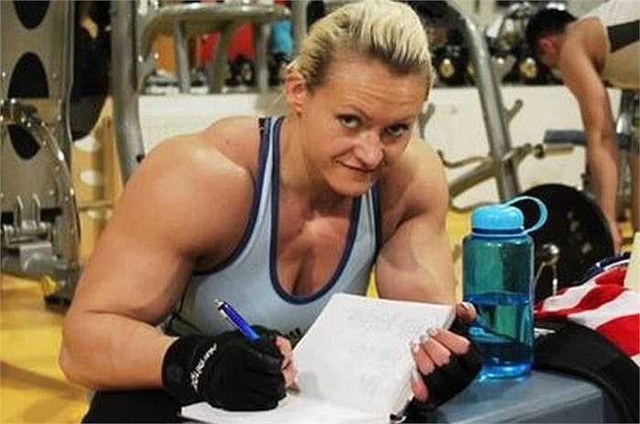 Cô từng giành IFBB Tampa Pro 2010, Europa trận Champions năm 2010.