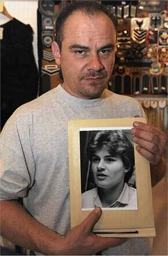 Heidi Krieger được huấn luyện viên cho uống thuốc có chứa steroid khi cô còn là VĐV rất trẻ tham gia các giải đấu. Dần dần, cơ thể của cô đã biến đổi hoàn toàn. 