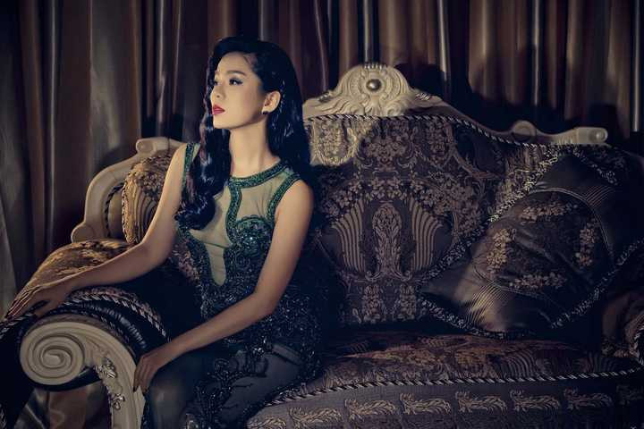 Những hình ảnh mới nhất được Lệ Quyên thực hiện tặng kèm photobook trong album Vùng tóc nhớ gồm 10 bài không tên của nhạc sỹ Vũ Thành An sắp phát hành vào đầu tháng 11 tới đây mang nét đẹp quyến rũ và toát lên vẻ quý phái, kiêu sa. 