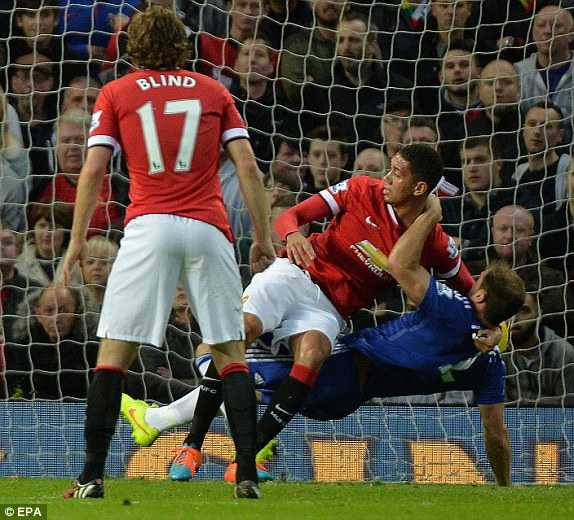 Tình huống Smalling 'quật ngã' Ivanovic trong vòng cấm