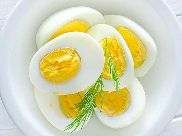 Trứng: Trứng cung cấp cho bạn lượng Vitamin B12 cần thiết để tóc luôn đen mượt. Vitamin B12 bảo vệ máu khỏi tác động có hại của các gốc tự do gây bạc tóc.