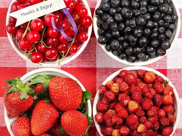 Quả mọng: Các loại quả mọng có chứa lượng lớn Vitamin C giúp cải thiện tuần hoàn máu ở da đầu. Điều này có nghĩa là tóc của bạn luôn được cung cấp đủ máu để nuôi dưỡng tóc chắc khỏe. 