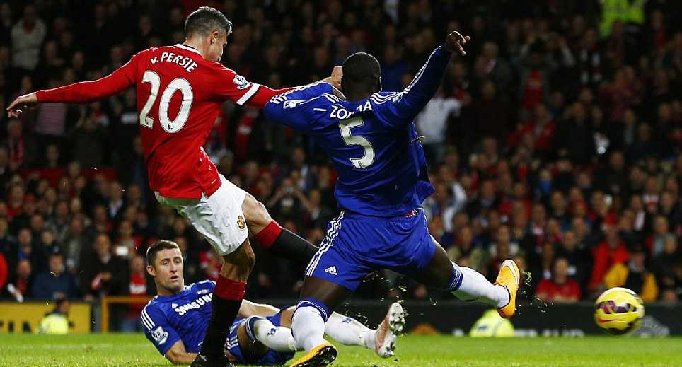 Robin Van Persie lập công ở những giây bù giờ cuối cùng, giúp Man Utd thoát thua