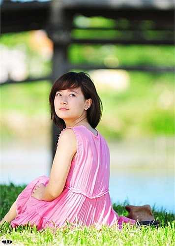 Quỳnh Ny chia sẻ: 'Những ngày ôn thi Đại học dường như em không có nhiều thời gian dành cho mình nữa. Em tham gia dạy đàn cho rất nhiều lớp và dạy kèm khá nhiều học sinh. Dù thời gian ấy khá mệt nhưng làm được những việc có ích và ý nghĩa, em cảm thấy rất vui!'.