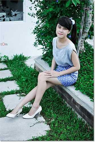 Nguyễn Hồng Nhi sinh ra và lớn lên ở thành phố Huế.