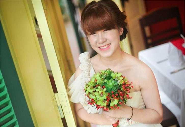 Hồng Nhi đã được mời quay một số cảnh áo dài cho đài NHK, VTV Huế và chương trình truyền hình thực tế về Huế ở đài Kansai - KTV (Nhật Bản), cô nàng 'tour guide' này đã từng lên truyền hình Nhật làm xôn xao cư dân mạng. 