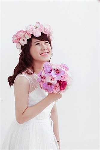 Nước da trắng, chất giọng Huế dễ thương và sâu lắng, Hồng Nhi còn thích hát và hát rất hay, Hồng Nhi thường được mời chụp mẫu cho một số tiệm áo cưới và shop thời trang.