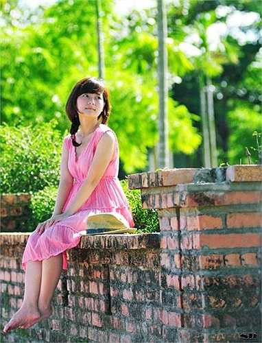 Cô bạn Quỳnh Ny sinh ra và lớn lên tại Thành phố Huế. Quỳnh Ny đã từng học ở Nhạc viện Hà Nội một năm nhưng sau đó thấy không hợp nên Quỳnh Ny quyết định về Huế để thi vào chuyên ngành Organ và piano (Đại học Sư phạm - Học viện âm nhạc Huế).