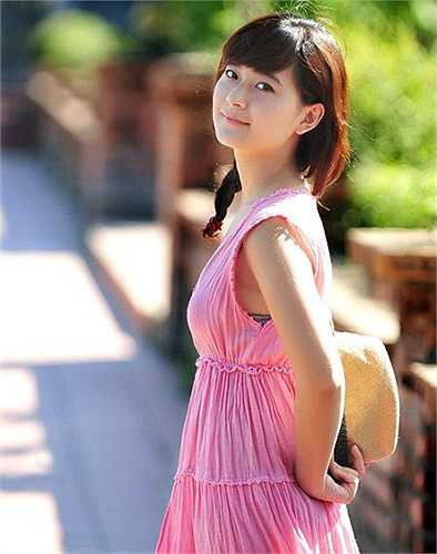 Cô gái có dáng người nhỏ nhắn, khuôn mặt đáng yêu này vẫn giữ được nét đẹp của người con gái Huế: Đoan trang, dịu dàng, nhỏ nhẹ và ăn nói rất có duyên. 