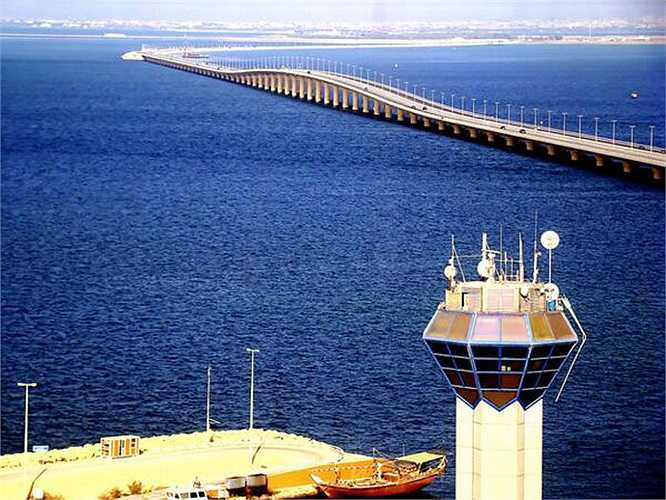 Với chiều dài 25km cây cầu nối liền hai nước Bahrain và Ả Rập Saudi. Được hoàn thành từ năm 1986, tính đến nay cầu Bahrian đã đón 19,1 triệu lượt khách qua lại, trung bình 52.450 hành khách mỗi ngày.