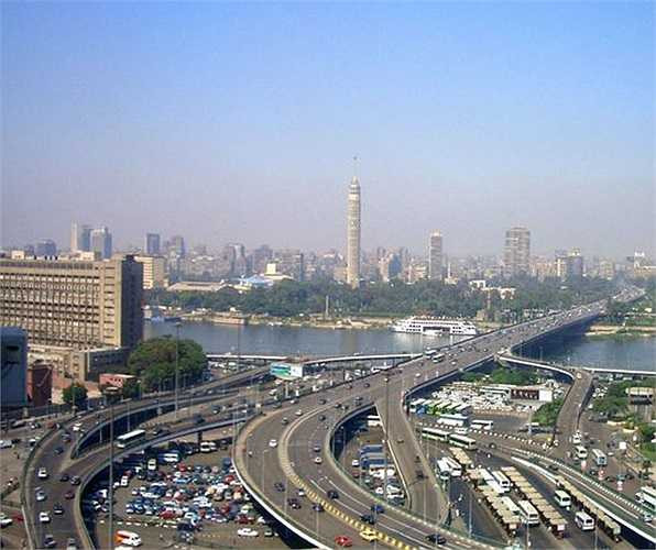 Nằm ở trung tâm thủ đô Cairo, Ai Cập cây cầu 6 Tháng 10 có chiều dài 20,5 km bắc qua sông Nile. Tên của nó được đặt theo ngày bùng nổ cuộc chiến tranh tháng 10 năm 1973 tại Ai Cập. 