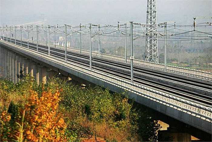 Weinan Weihe Đại Cầu – Trung Quốc: Được hoàn thành vào năm 2008, với chiều dài 79,73 km, cây cầu này bắc qua sông Weihe của Trung Quốc nối tỉnh Trịnh Châu và Tây An. Tính đến nay nó vinh dự là cây cầu cạn dài thứ 3 thế giới.