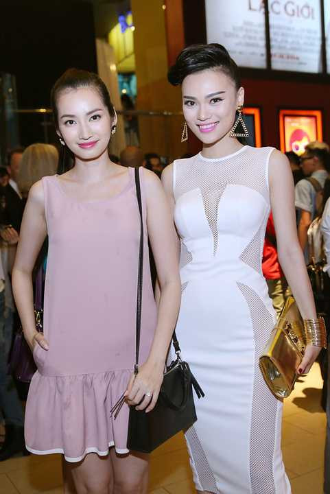 Đi cùng với set đồ đơn giản nhưng hiệu quả về mặt thị giác từ những đường cắt uốn lượn, Cao Thùy Linh còn biết cách giúp cho vẻ ngoài của mình thêm phần tỏa sáng, qua các phụ kiện kim loại ánh vàng phù hợp xu hướng.