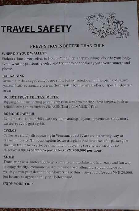 Nội dung tờ rơi được công an đưa đến tận tay những du khách nước ngoài (ảnh Plo.vn)