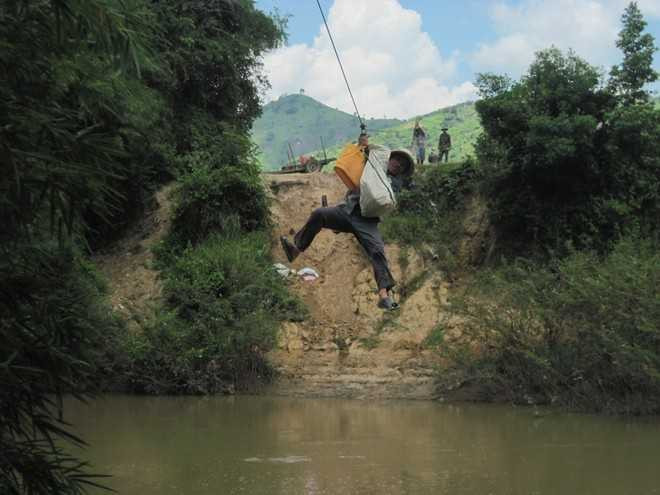 Đu dây qua sông tử vong: Bộ trưởng Thăng cũng 'sốt ruột lắm'
