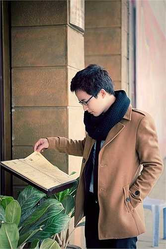 Tính cách hòa đồng, vui vẻ, thầy luôn dành được tình cảm mến mộ từ đồng nghiệp của mình. 